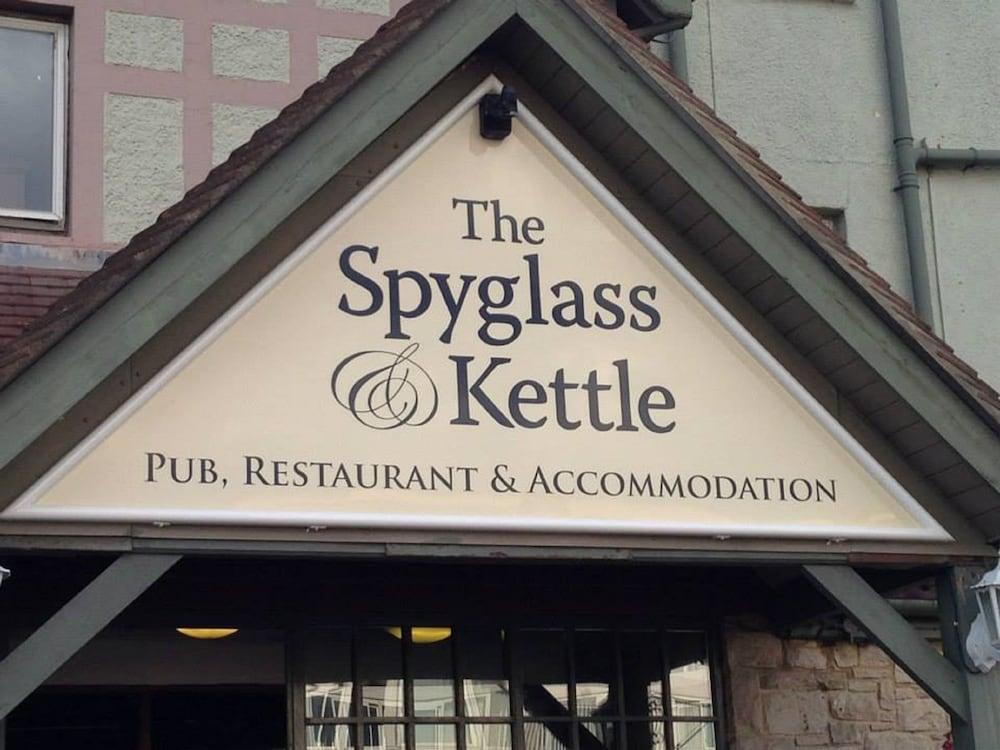 The Spyglass and Kettle - Exterior detail