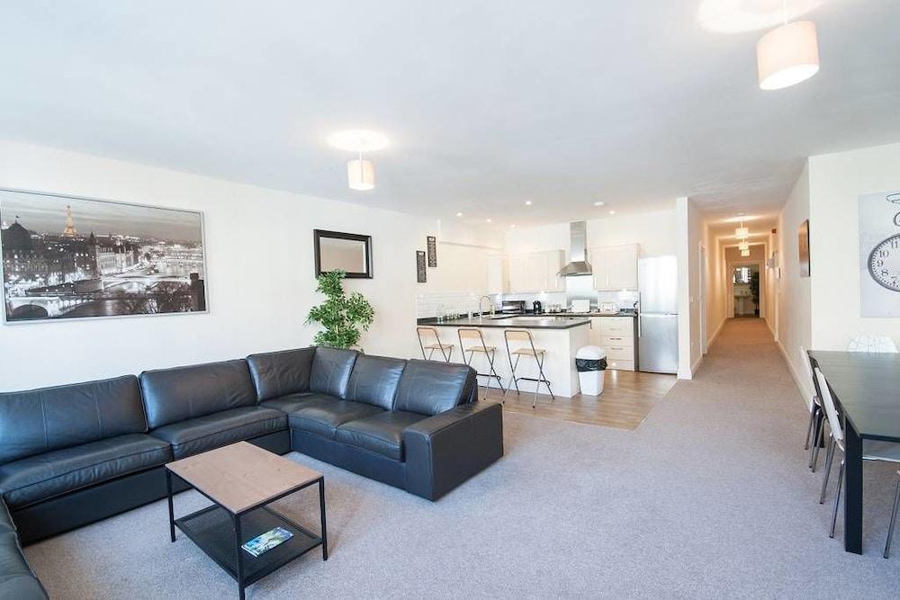 The Broadmead Forest - Spacious City Centre 3BDR Apartment - Featured Image
