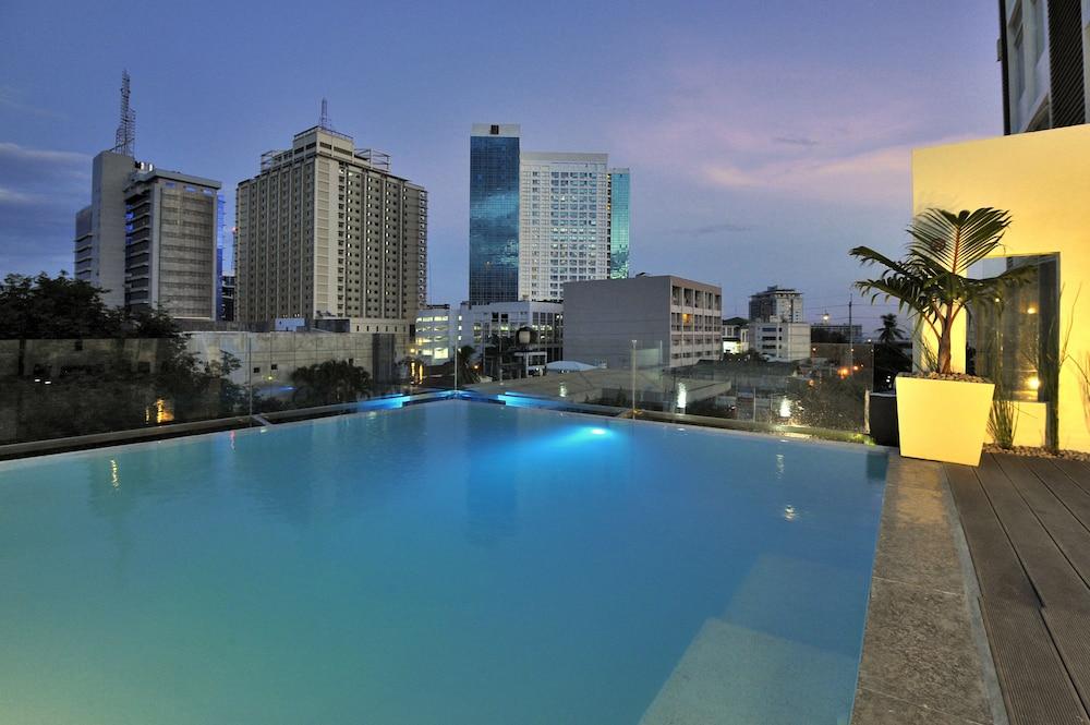 Wellcôme Hotel - Rooftop Pool