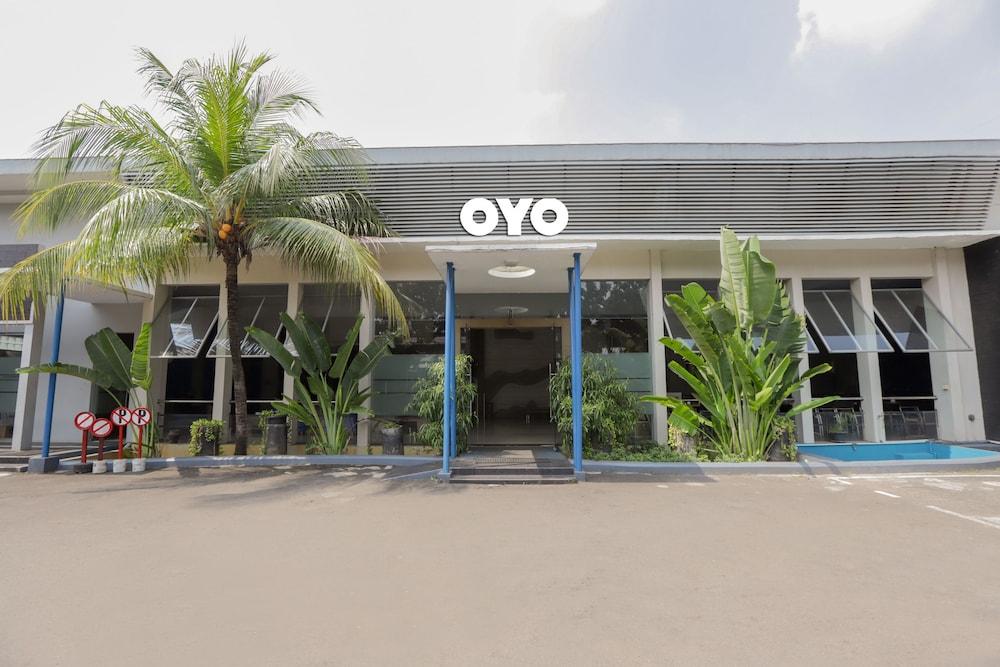 OYO 918 Hotel Senen Indah - Exterior