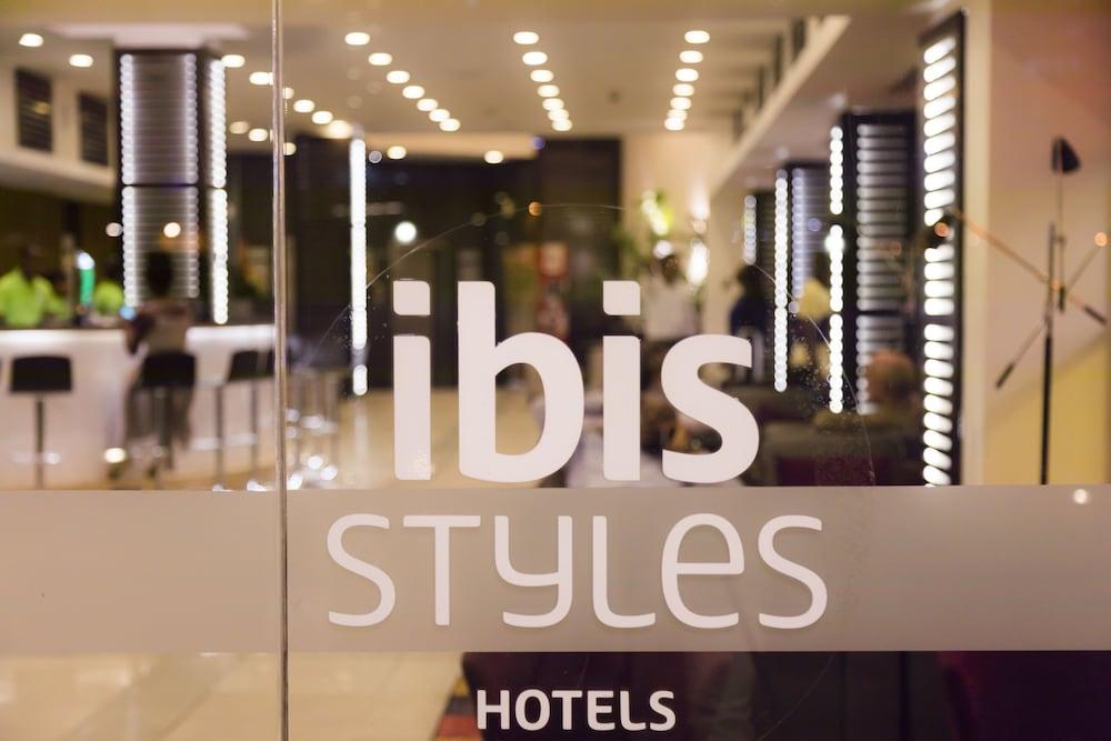 Ibis Styles Accra Airport - Lobby Sitting Area