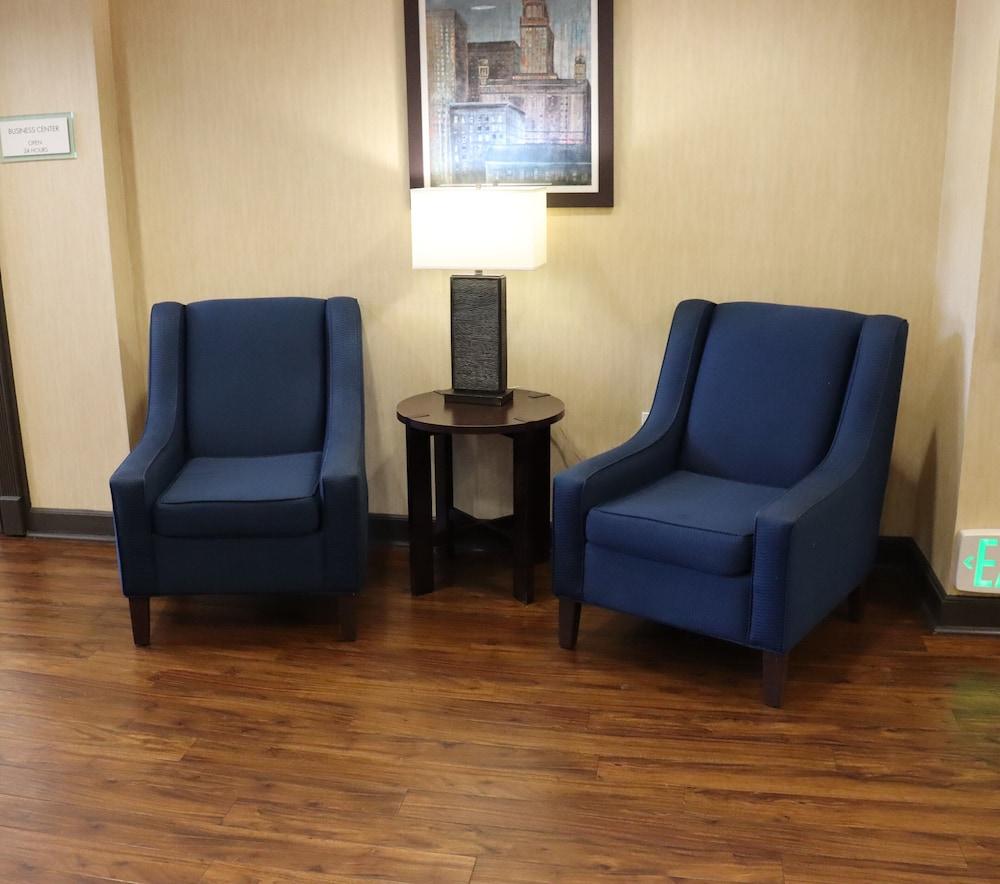 Comfort Suites DFW Airport - Lobby
