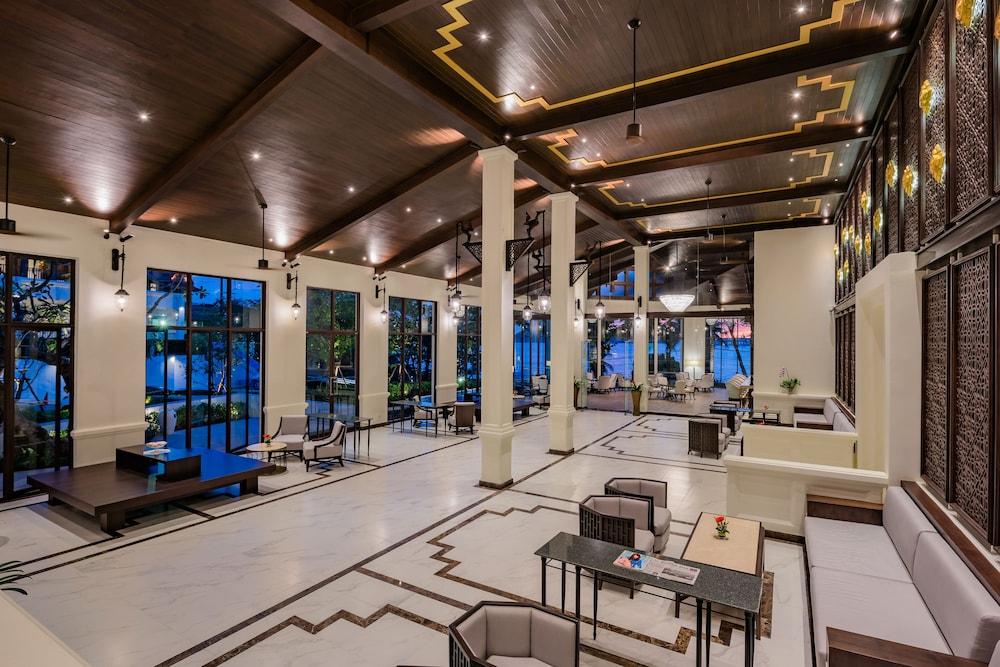 Diamond Cliff Resort and Spa - Lobby Sitting Area