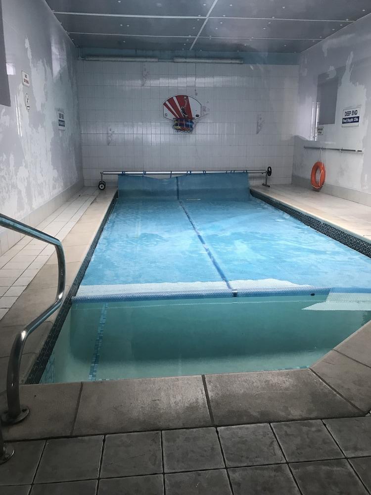 ذي وود فيلد هوتل - Indoor/Outdoor Pool
