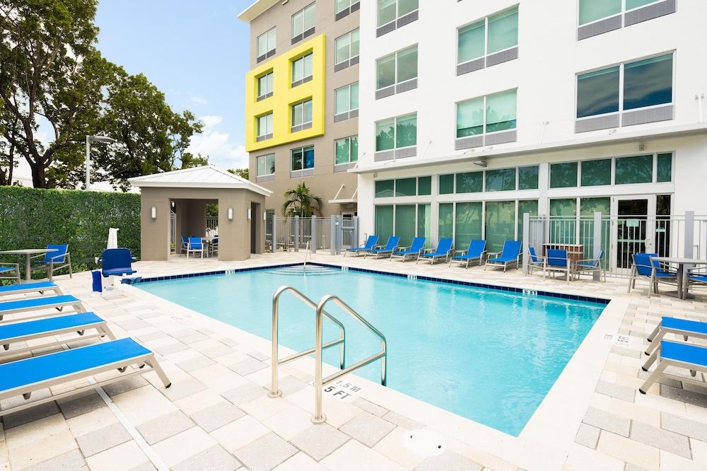 Holiday Inn Express Doral Miami, an IHG Hotel - Pool