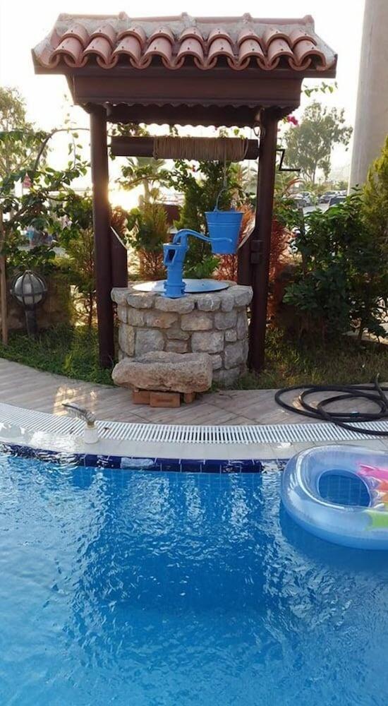 فيلا بيرات آند بوزبورون - Outdoor Pool