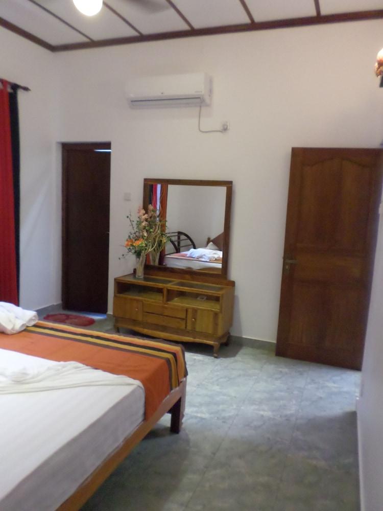Leos Home Stay - Room