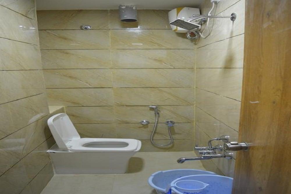 Hotel Signature Inn - Bathroom