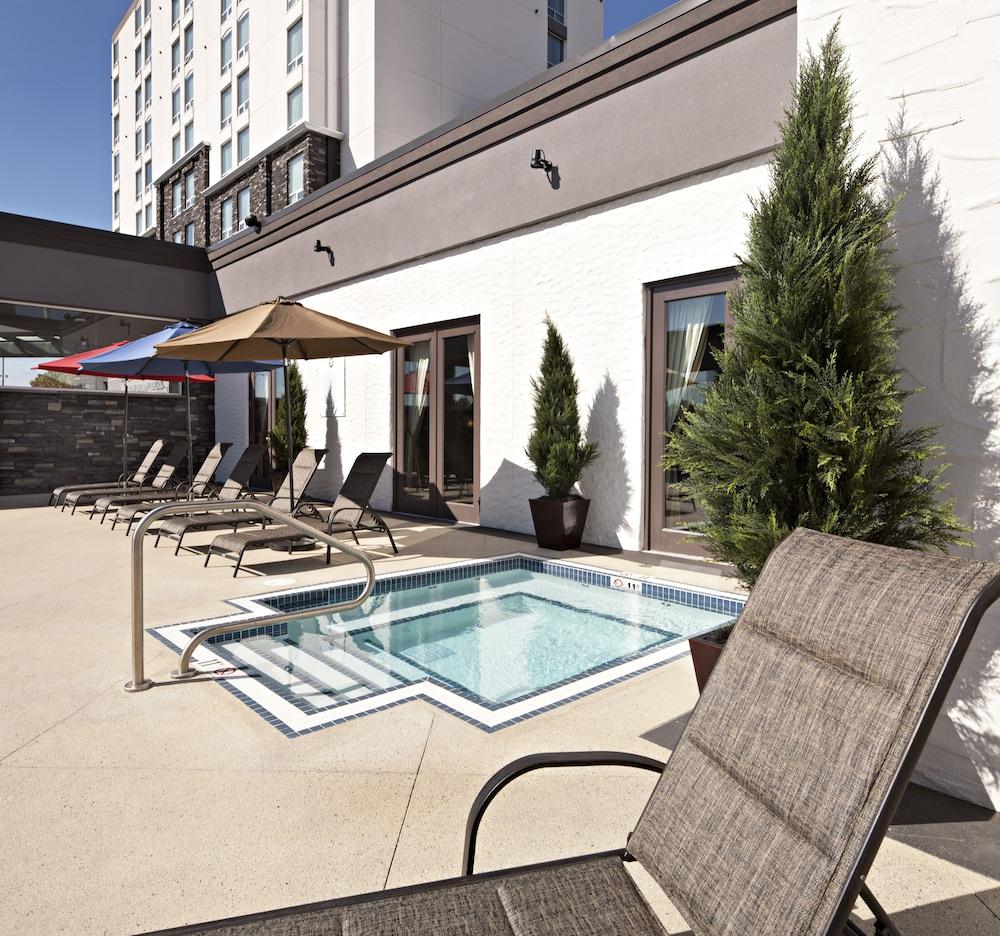 Carriage House Hotel & Conference Centre - Outdoor Pool
