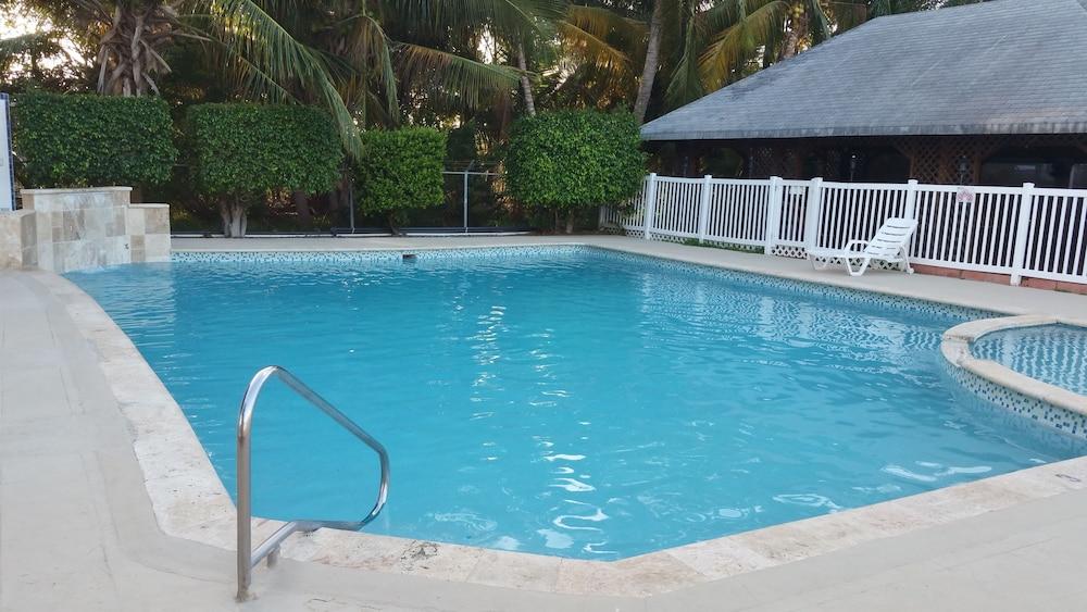 Combate Beach Resort - Outdoor Pool
