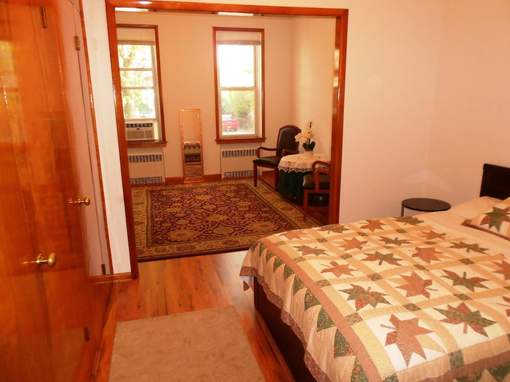 The Comfy First Floor Apartment, Ridgewood, Queens - Room