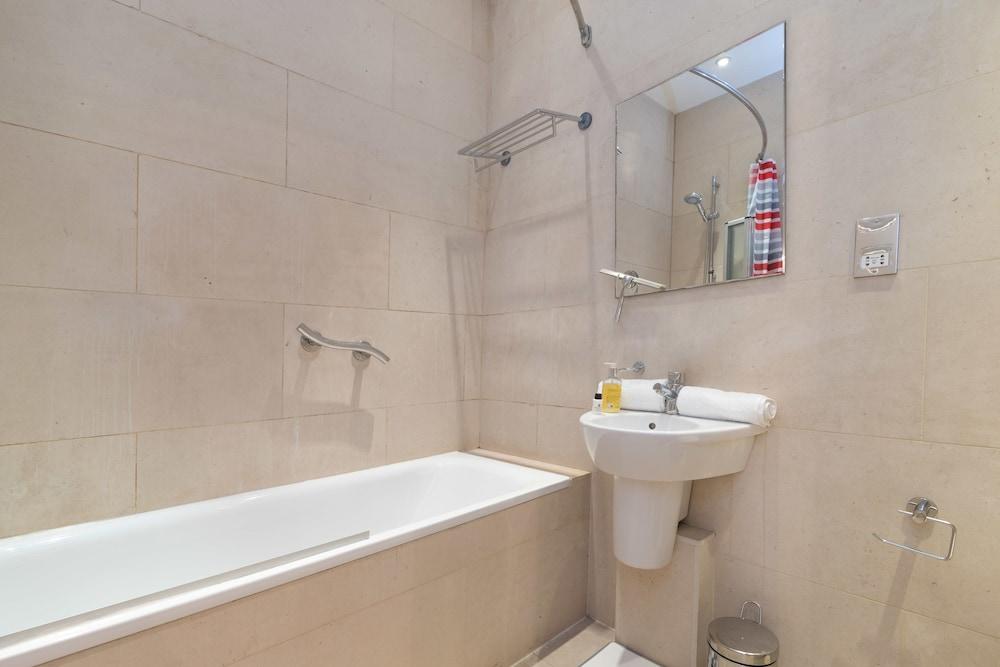 Covent Garden by Austin David Apartments - Bathroom