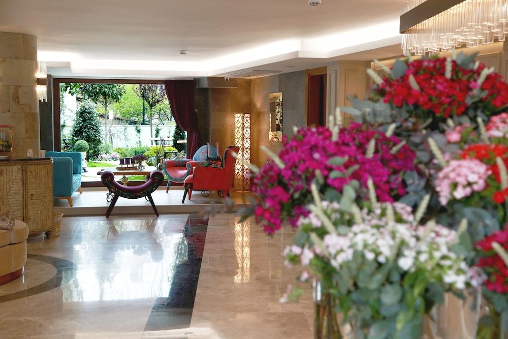 Tuzla Garden Hotel & Spa - Lobby Sitting Area
