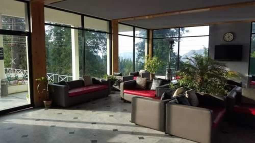 Summer Retreat Hotel - Lobby Sitting Area