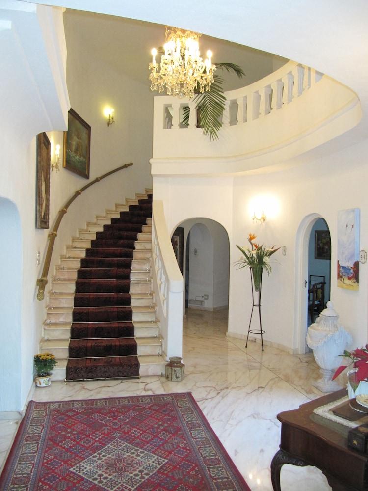Kleineweide Guest House - Interior Entrance