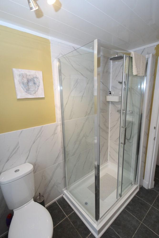 Arrandale Cottage Apartment - Bathroom