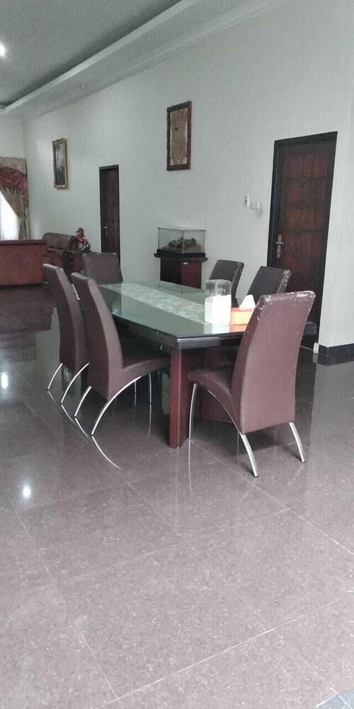 Aldeoz Palembang City Villa Sumsel - In-Room Dining