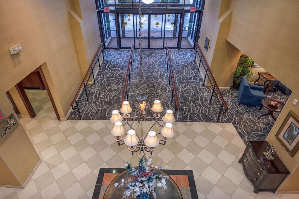 Arlington Court Suites, a Clarion Collection Hotel - Lobby
