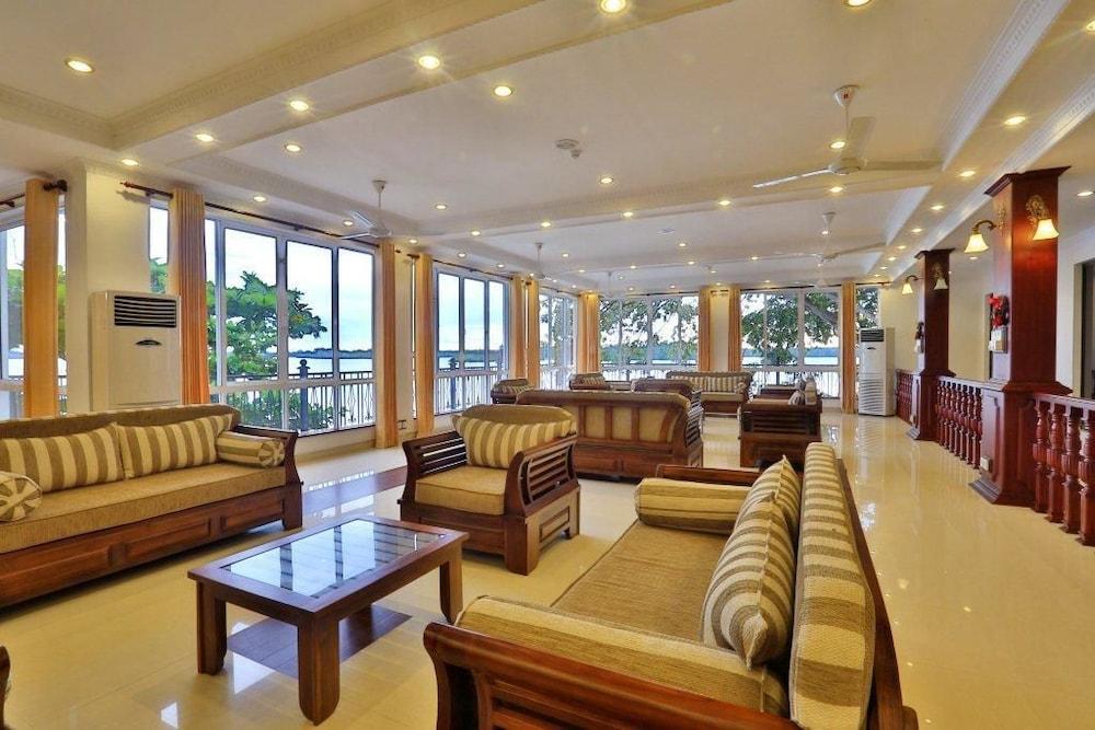 Centauria Lake Resort - Lobby Sitting Area