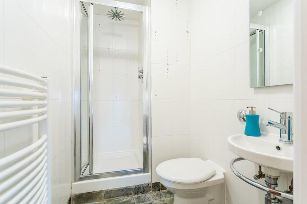 Esplanade Apartments - Bathroom