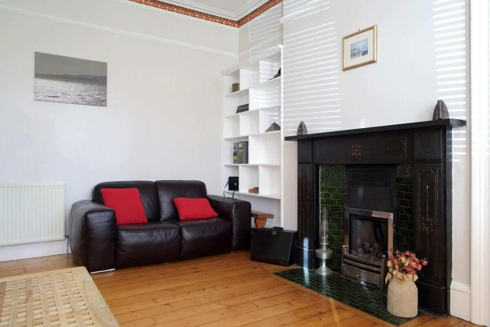 Central and Spacious 2 Bedroom Flat With Garden - Featured Image
