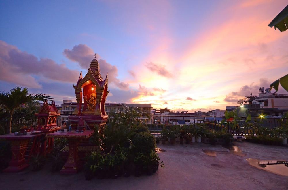 The Lantern Resorts Patong - Property Grounds
