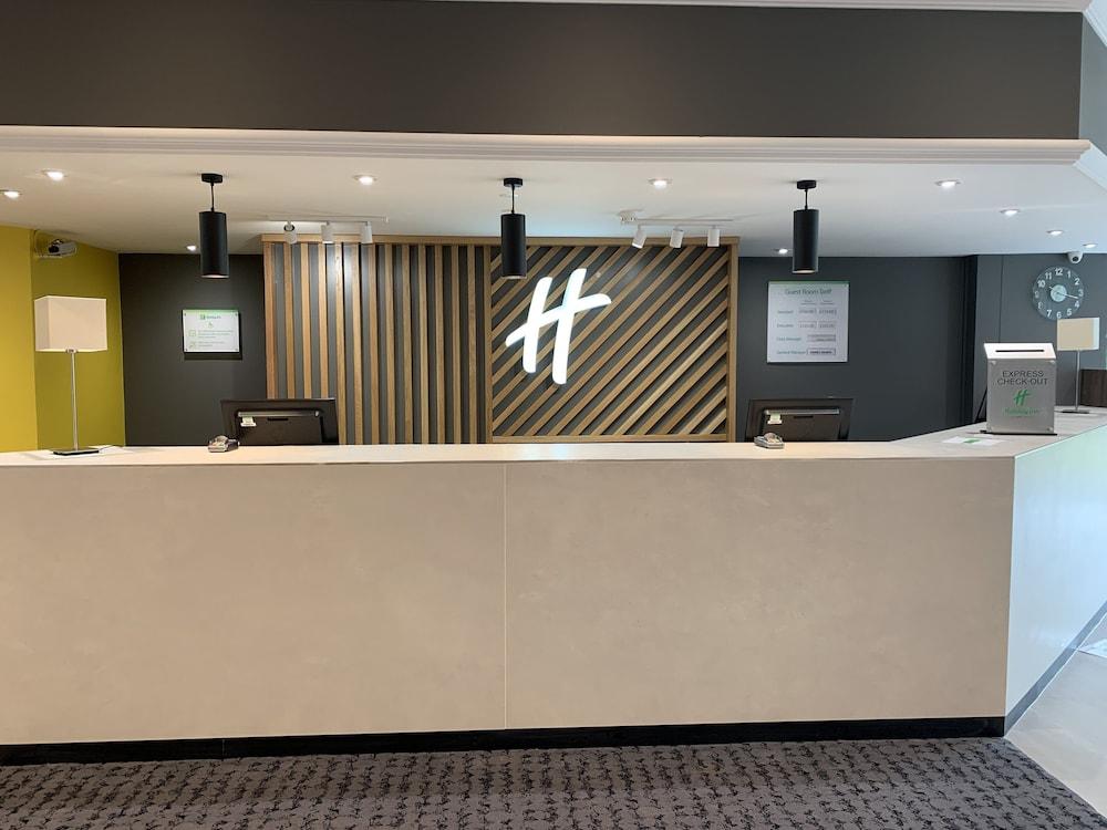 Holiday Inn Aylesbury, an IHG Hotel - Lobby