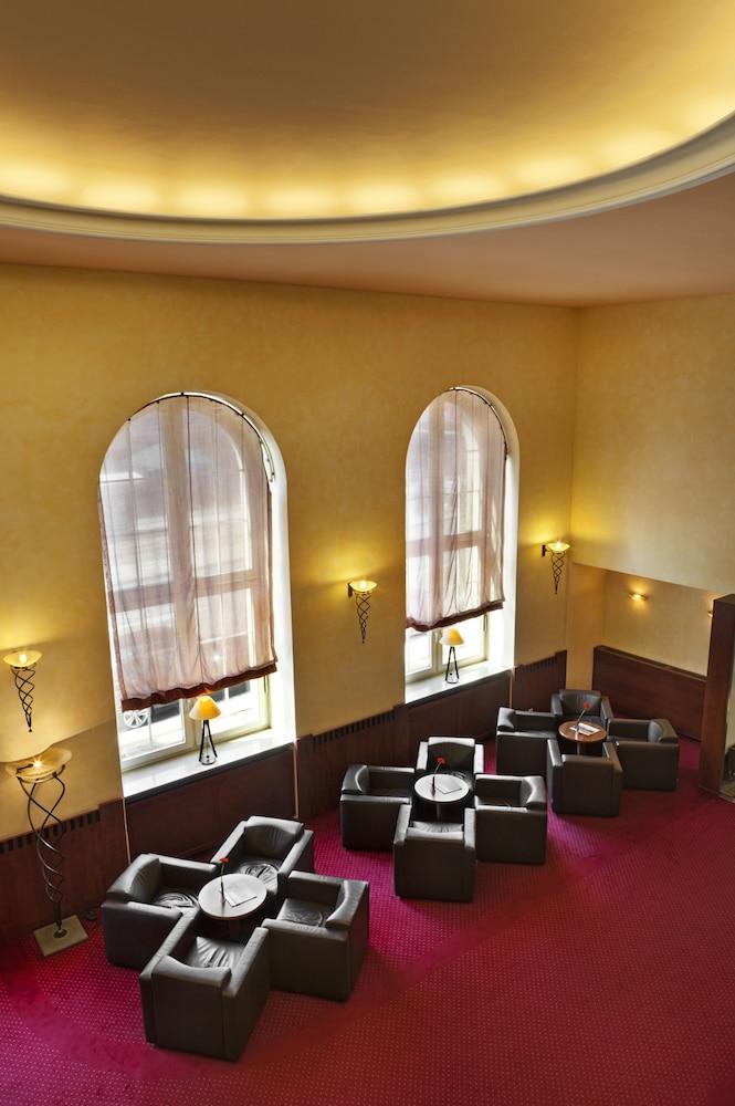 Hotel München - Lobby Sitting Area