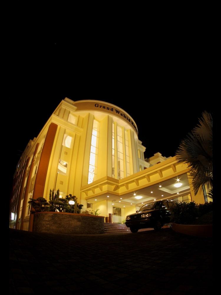 Grand Wahid Hotel Salatiga - Featured Image