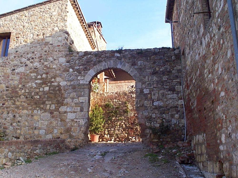 Castello di Monteliscai - Exterior