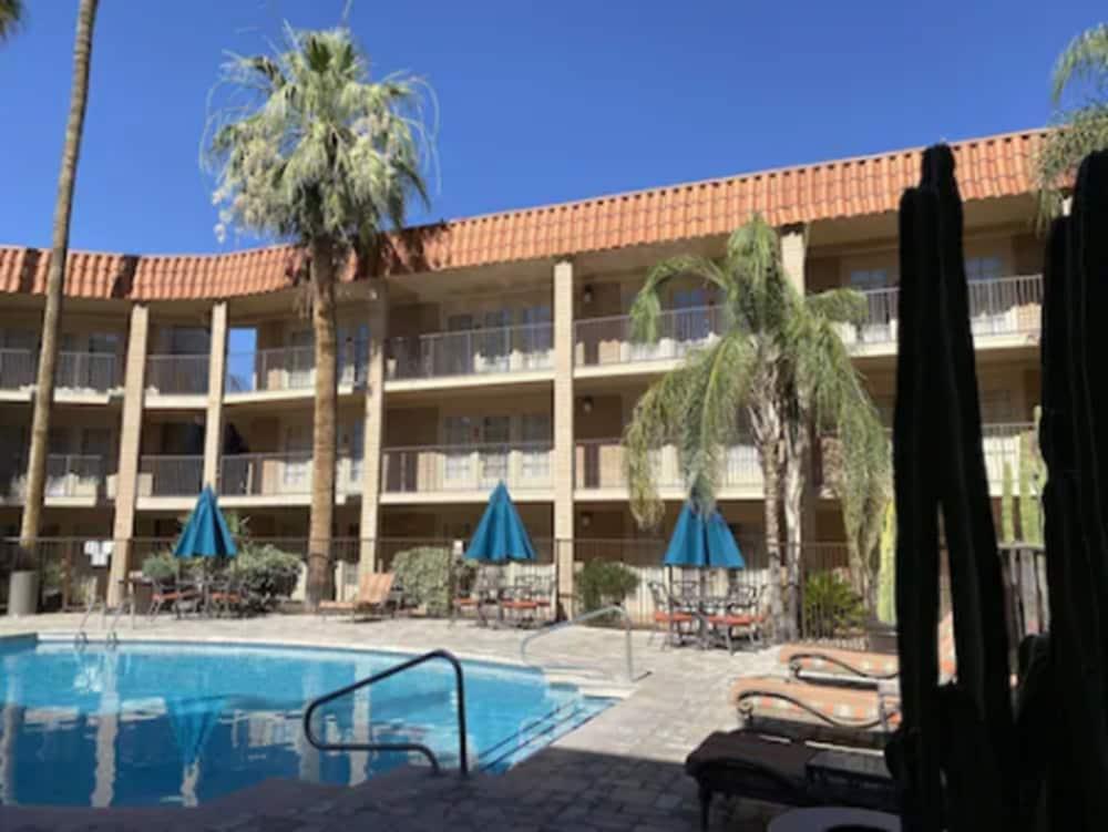 DoubleTree Suites by Hilton Tucson - Williams Center - Outdoor Pool