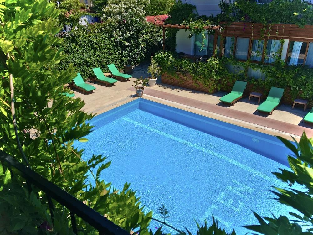 Ten Apart Hotel - Pool