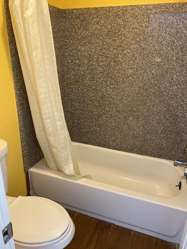 The Village Inn - Bathroom Shower