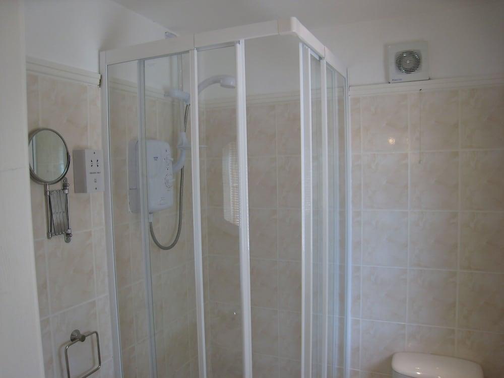 Falstaff Cottage - Bathroom Shower