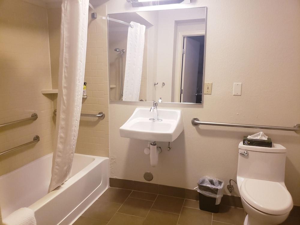 MainStay Suites Wichita Northeast - Bathroom