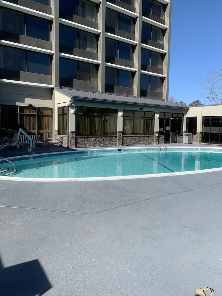 DoubleTree by Hilton Raleigh Crabtree Valley - Outdoor Pool