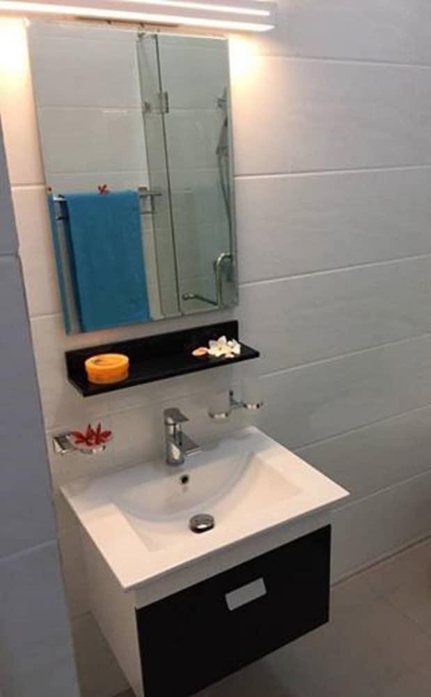 Mount Lavinia Ocean Residence - Bathroom Sink