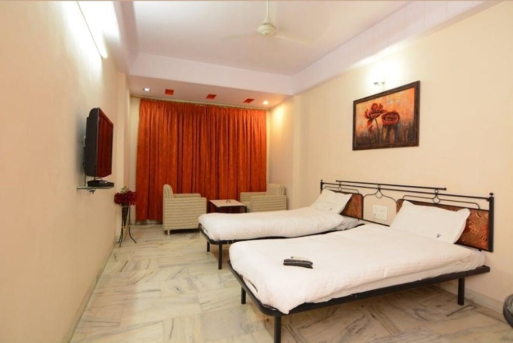 Hotel Vrandavan - Featured Image
