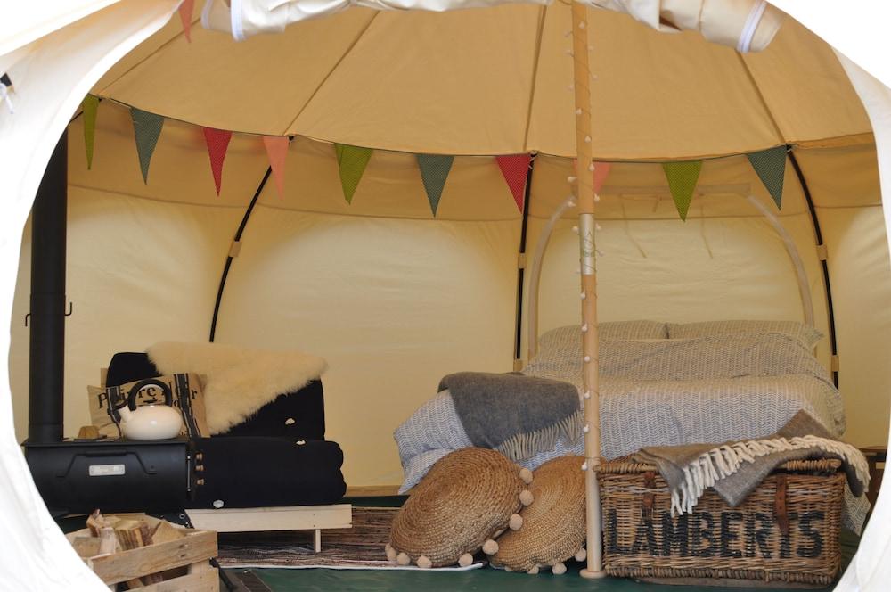 Lovely Spacious Lotus Bell Tent in Shaftesbury, UK - Room