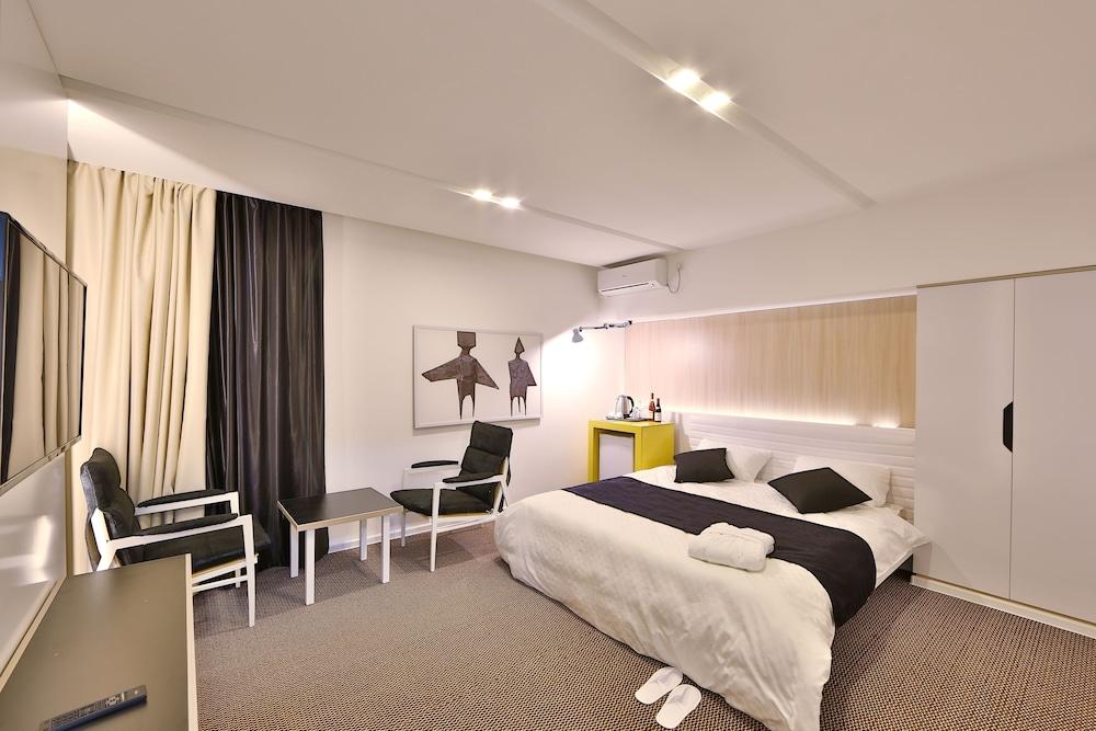 iO Hotel - Room