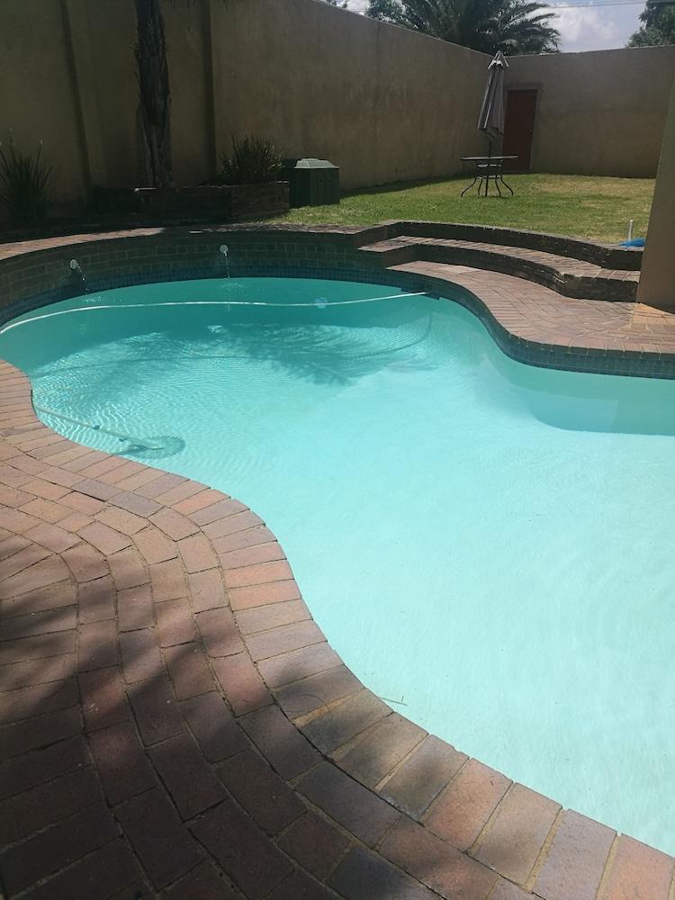 Naisar Sparkling White Apartment - Outdoor Pool