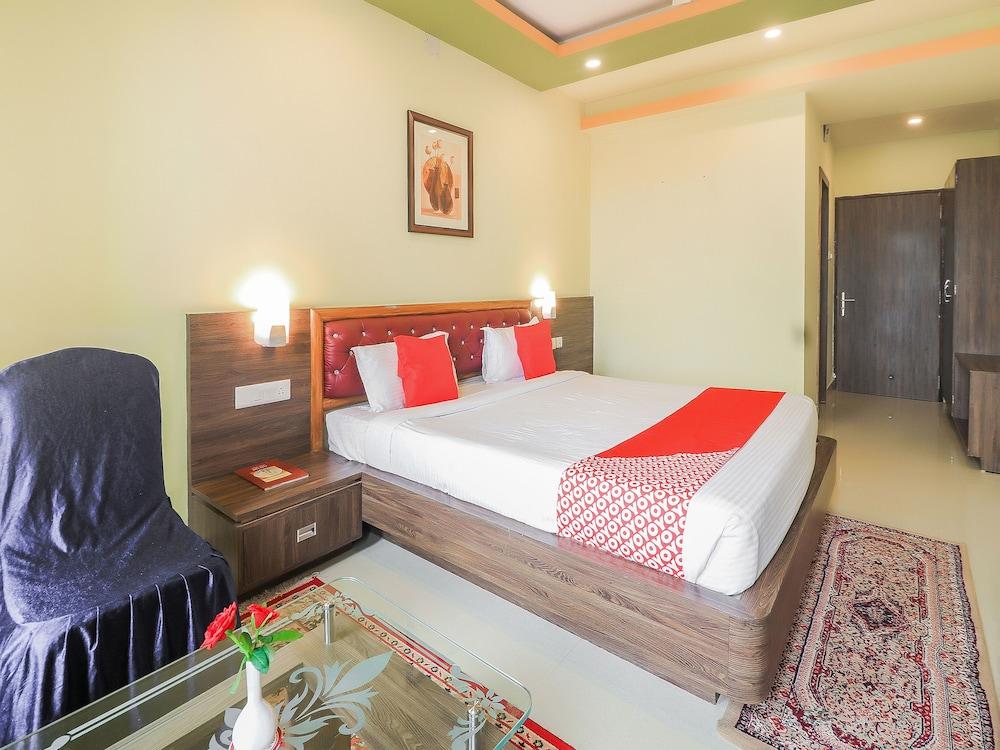 OYO 7583 Hotel Suraj Palace 1 - Room