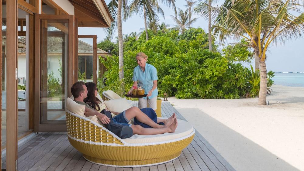 Innahura Maldives Resort - Lobby Sitting Area