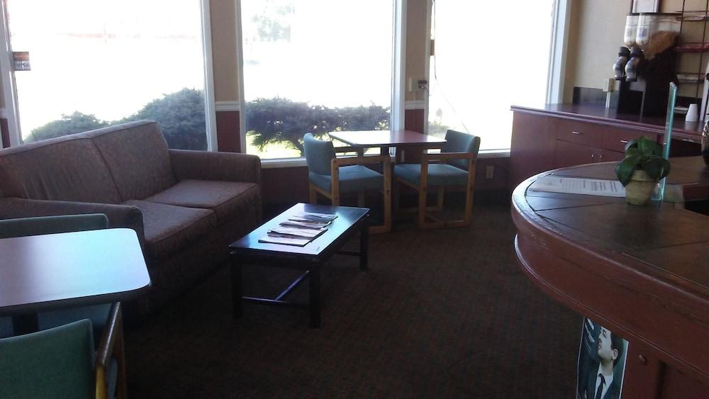 Cedars Inn Lewiston - Lobby Sitting Area