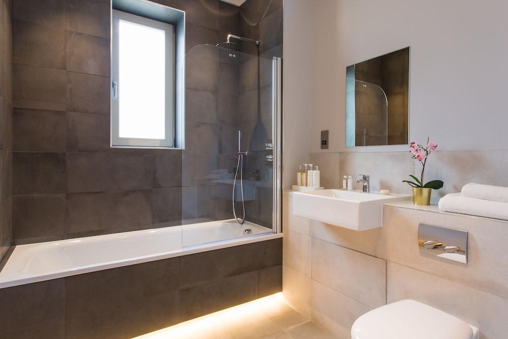 Boutique Apartments by Viridian Apartments - Bathroom