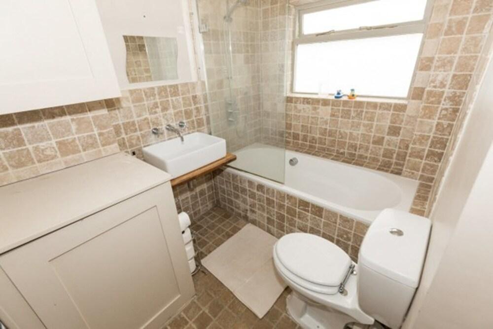 Eson2 - The Kensington Gwendwr Road Lodge - Bathroom