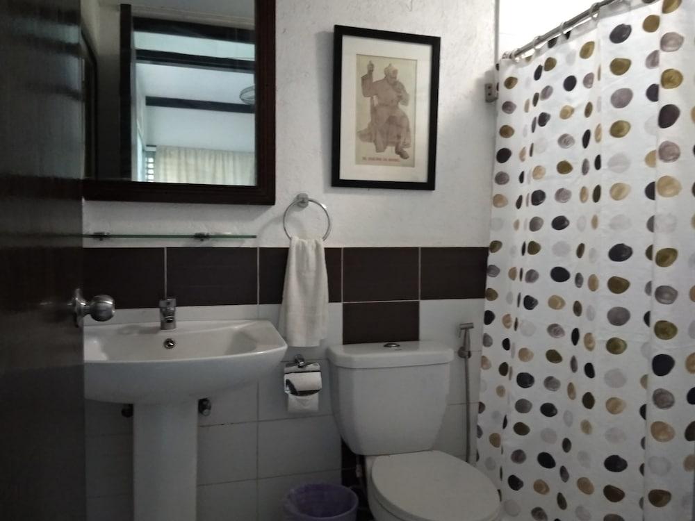 The Duyan House at Sinagtala Resort - Bathroom
