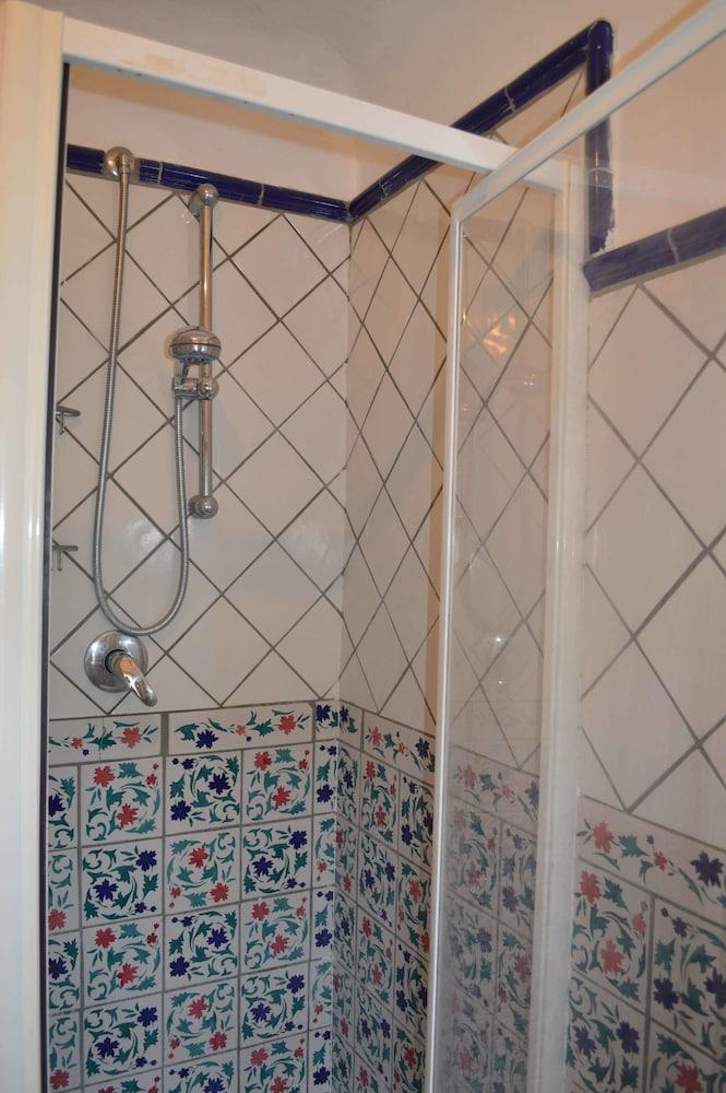 Palazzo Compagna - Bathroom Shower