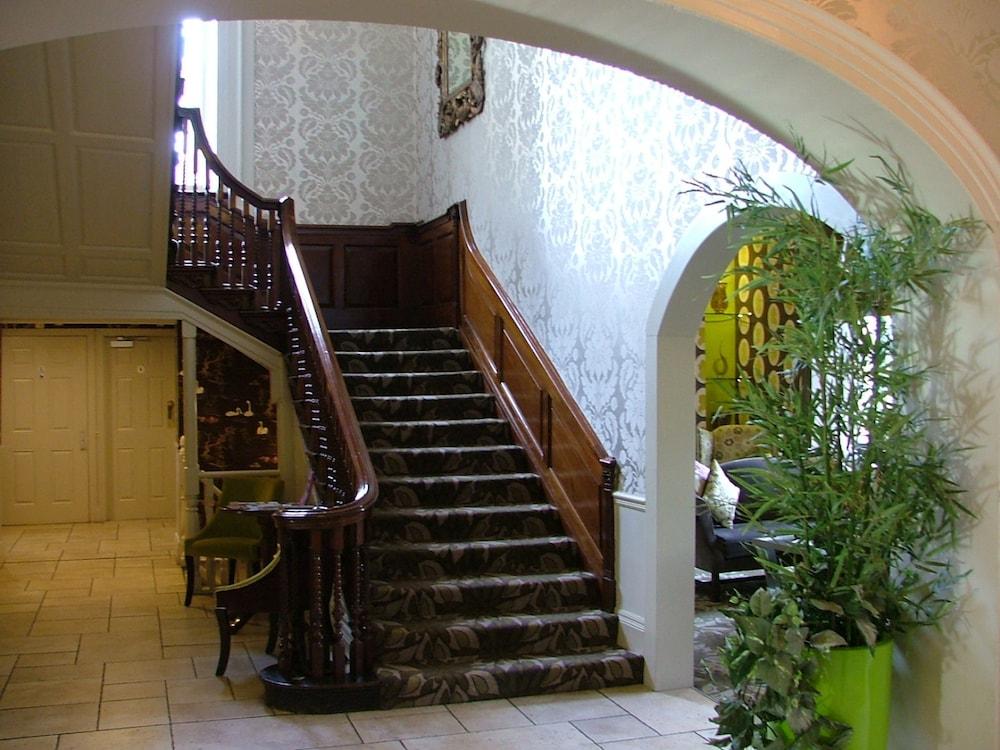 The Riverside House Hotel - Interior Entrance