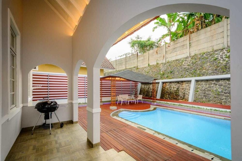 Villa Kota Bunga Puncak 2 Bedroom - Private Pool